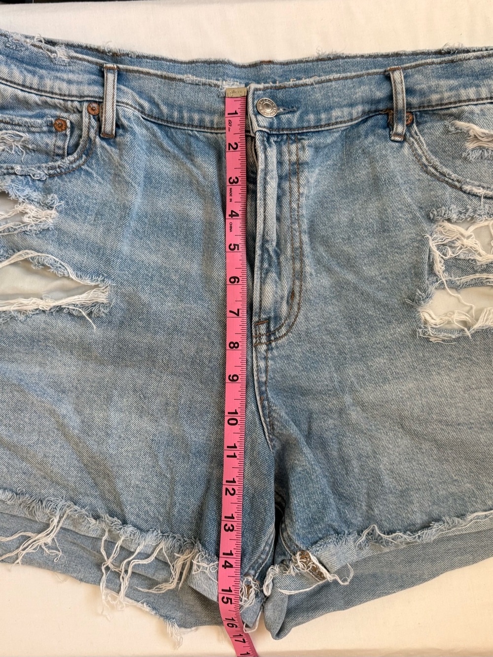 American Eagle Relaxed Short Light Wash Distressed Denim Cutoff Shorts Size 16 - Picture 2 of 11